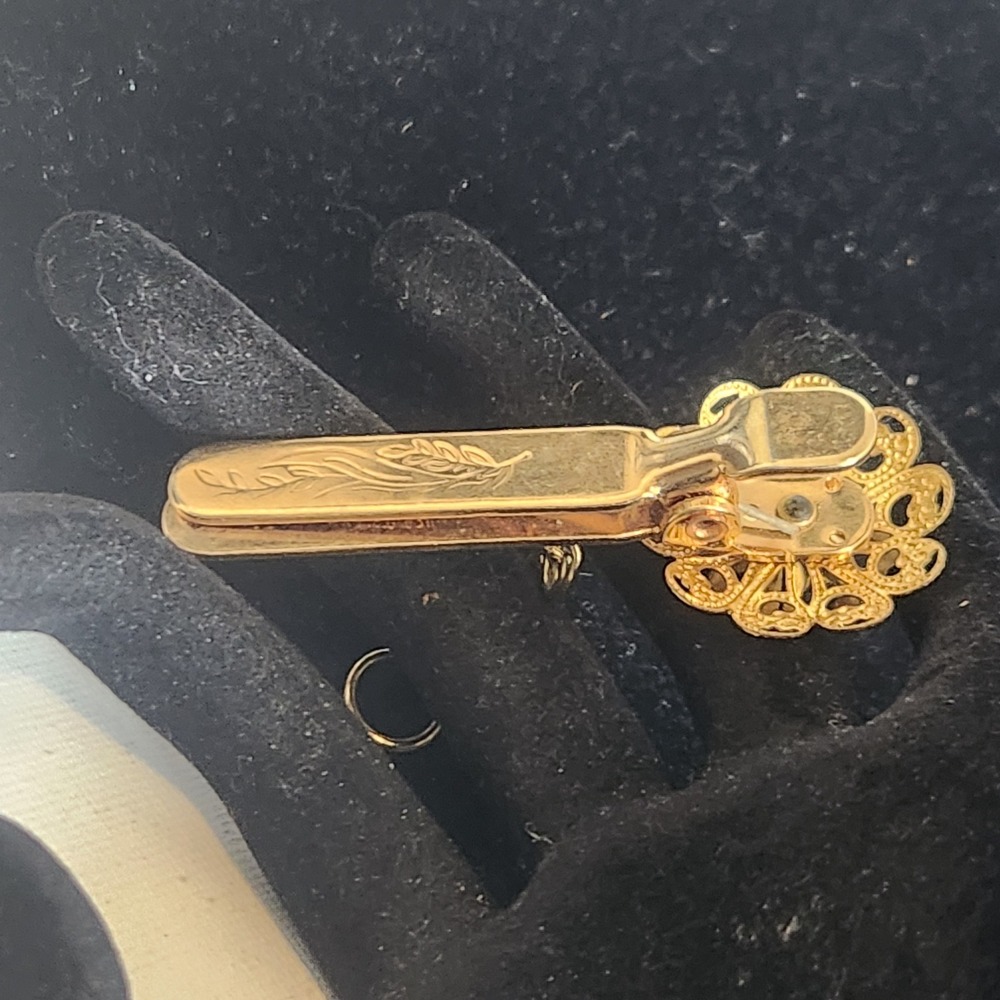 Vintage Gold Tone Filigree Flower Tie Clip Etched Green Rhinestone with Chain - Picture 4 of 10